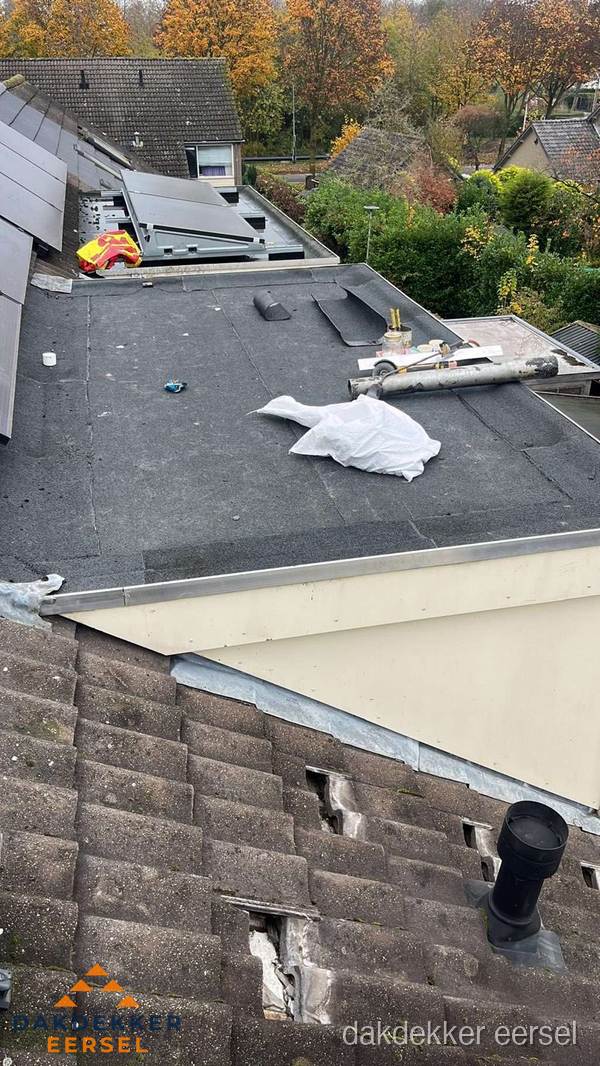 Beschadigde dakbedekking op plat dak voor reparatie in Eersel Beschadigde dakbedekking op plat dak voor reparatie in Eersel