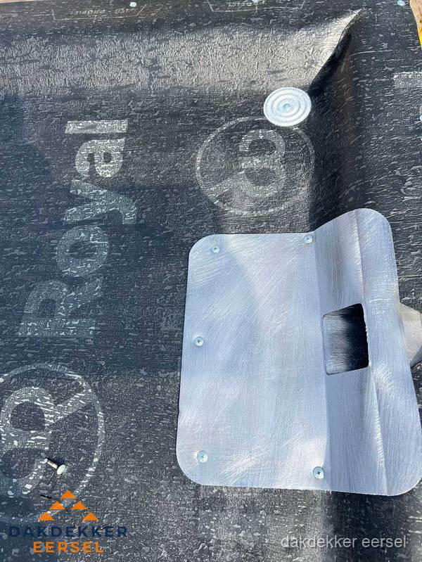 Dakgoot aansluiting op bitumen dak in Eersel Dakgoot aansluiting op bitumen dak in Eersel