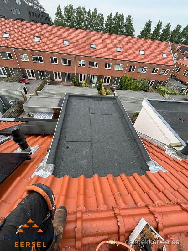 Bitumen dak reparatie op plat dak tussen dakpannen in Eersel Bitumen dak reparatie op plat dak tussen dakpannen in Eersel