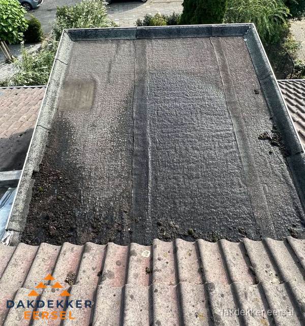 Verouderd plat dak met bitumen en slijtage voor lekkage inspectie in Eersel Verouderd plat dak met bitumen en slijtage voor lekkage inspectie in Eersel