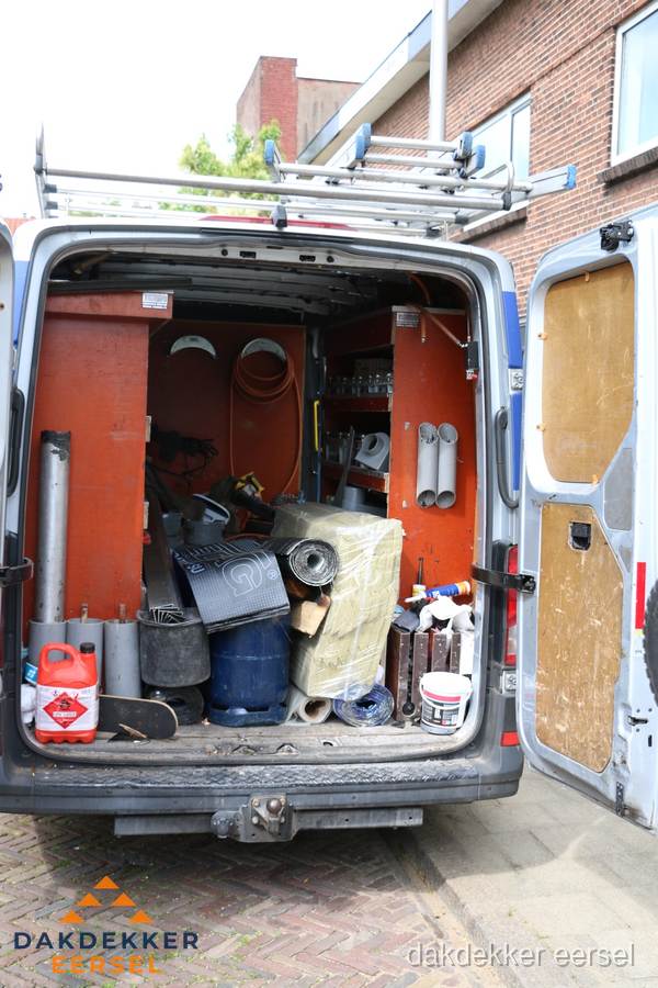 Bedrijfsbus van dakdekker met gereedschap en materialen in Eersel Bedrijfsbus van dakdekker met gereedschap en materialen in Eersel