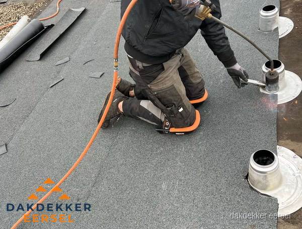 Dakdekker repareert bitumen dakleer bij dakdoorvoer in Eersel Dakdekker repareert bitumen dakleer bij dakdoorvoer in Eersel