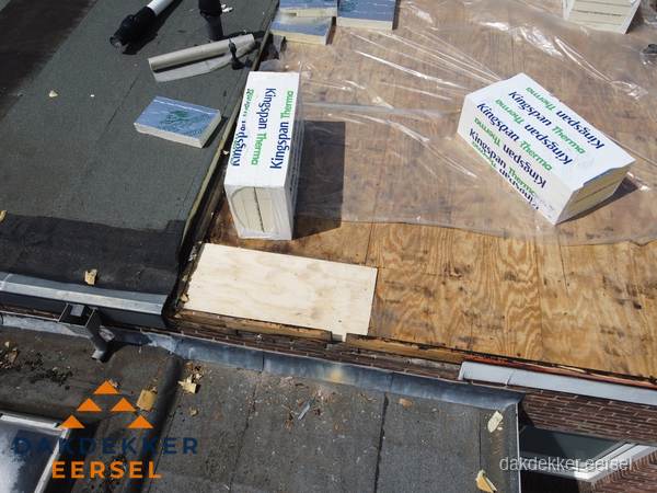 Plat dak isolatie met Kingspan isolatieplaten tijdens renovatie in Eersel Plat dak isolatie met Kingspan isolatieplaten tijdens renovatie in Eersel