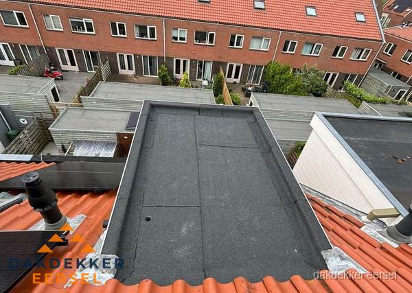 Plat dak met bitumen bedekking naast dakkapel in Eersel Plat dak met bitumen bedekking naast dakkapel in Eersel
