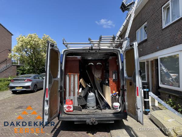 Spoed dakdekker bus met gereedschap en ladder bij woning in Eersel Spoed dakdekker bus met gereedschap en ladder bij woning in Eersel