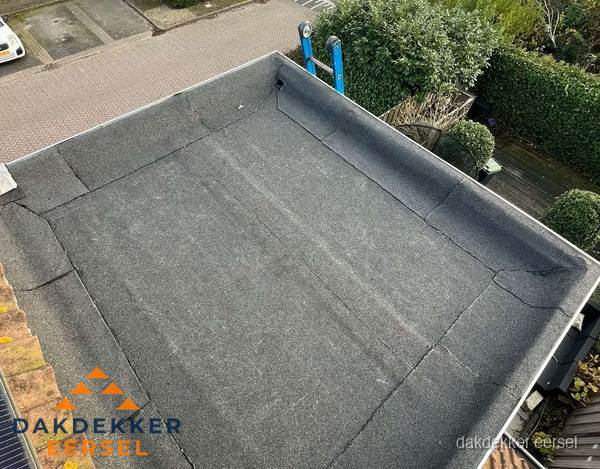 Gerenoveerd plat dak met nieuwe bitumen dakbedekking in Eersel Gerenoveerd plat dak met nieuwe bitumen dakbedekking in Eersel